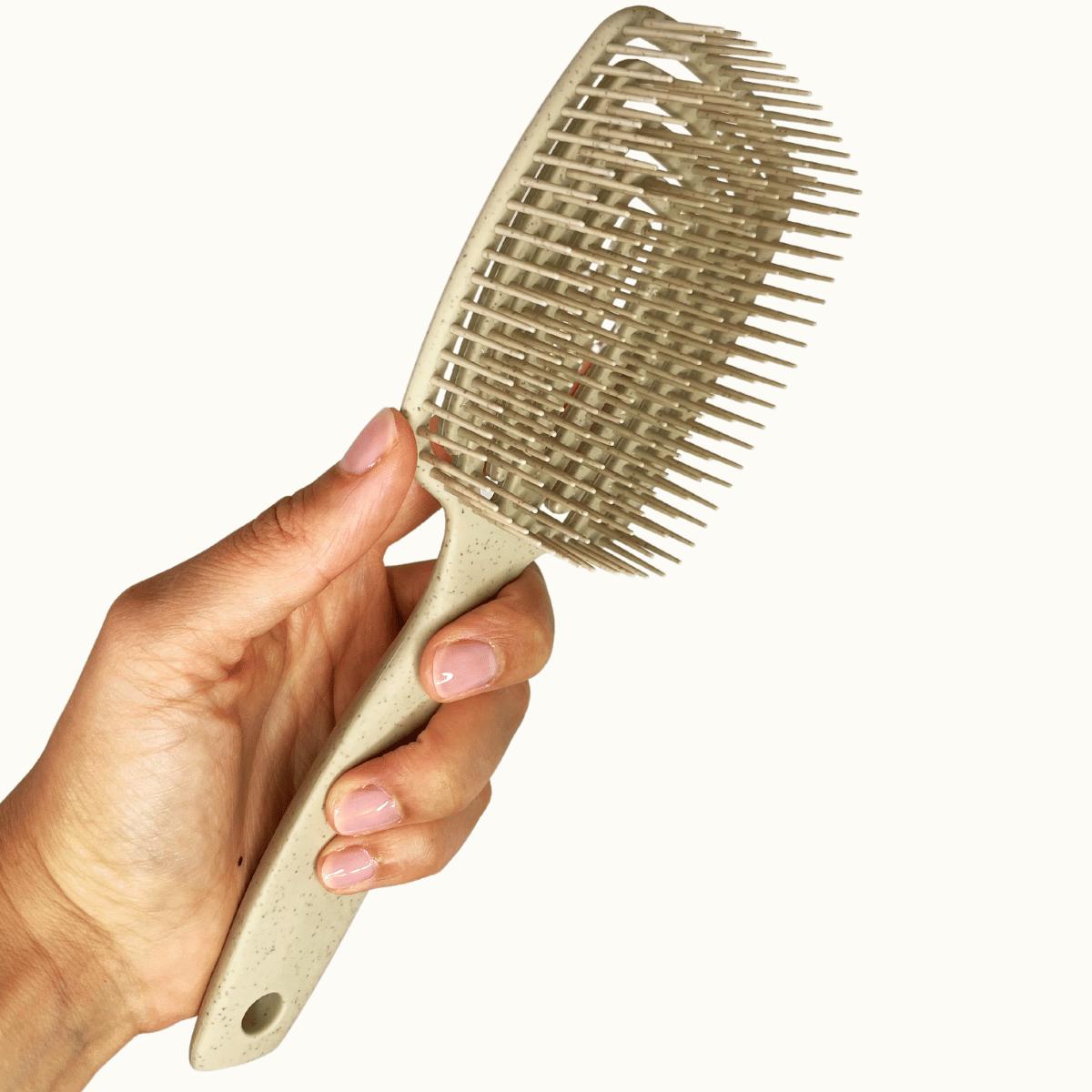 Brosse démêlante pour cheveux bouclés, anti-casse, qui prévient la fragilité et l'effritement des boucles tout en les disciplinant