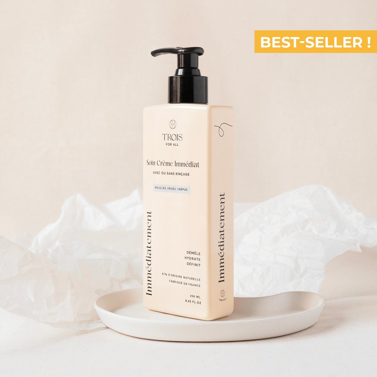 Crème pour cheveux bouclés Trois For All. Hydrate, définit et démêle toutes les boucles, en un clin d'oeil