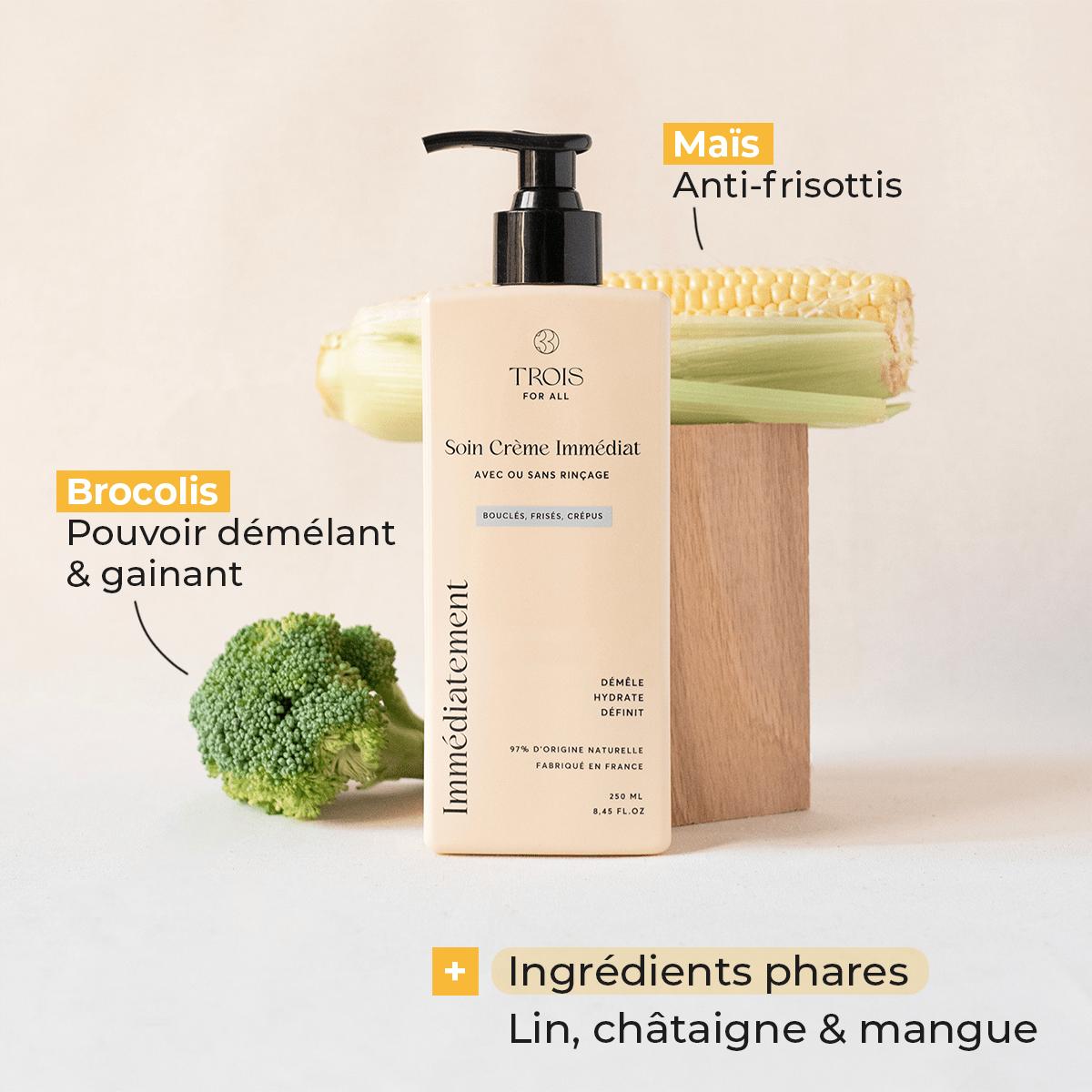 Crème sans rinçage pour cheveux bouclés, enrichie d'ingrédients naturels tels que le maïs, le brocoli, le lin, la châtaigne et la mangue pour nourrir et définir les boucles