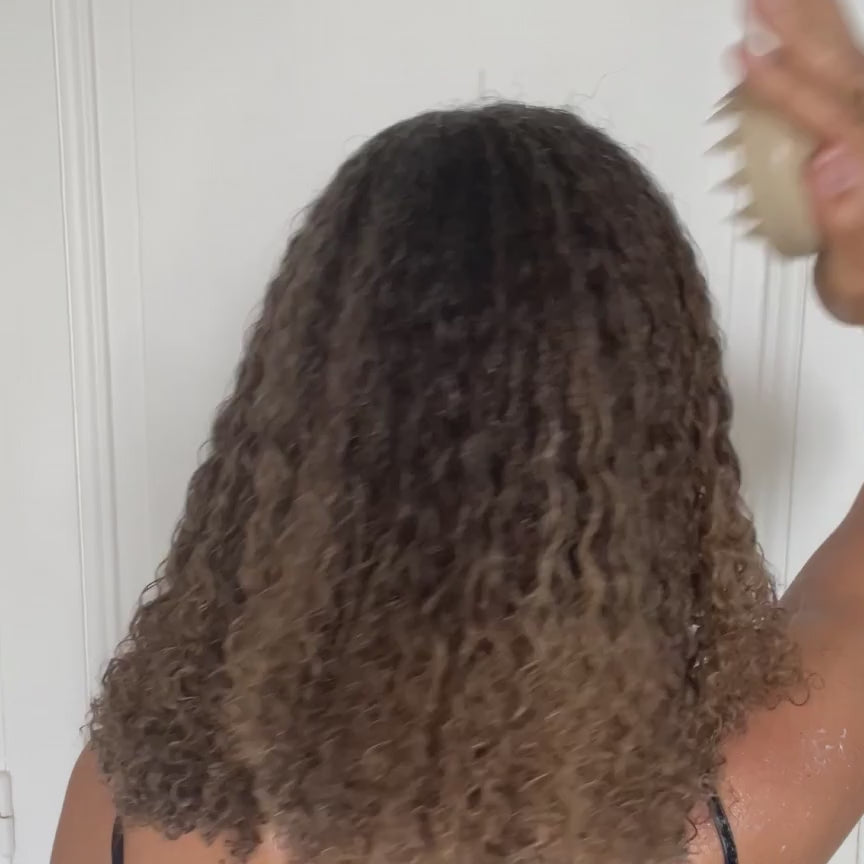 Vidéo démonstrative de l'utilisation de la Brosse de massage pour cuir chevelu