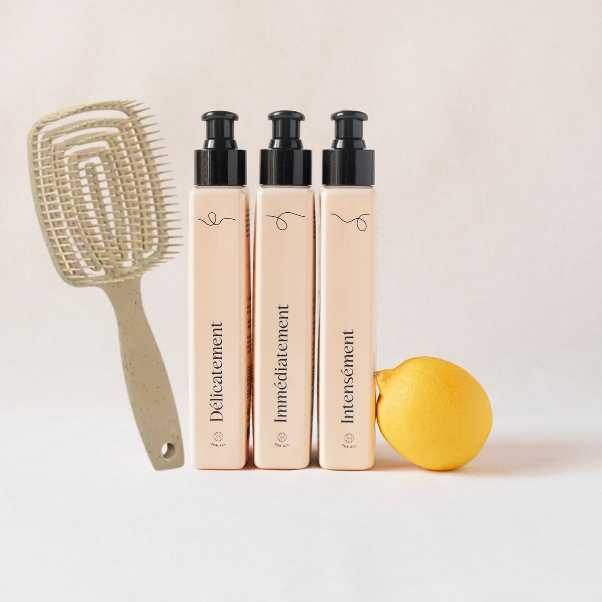 Routine pour cheveux bouclés comprenant un masque et un soin pour nourrir, définir et hydrater les boucles. Et une brosse démêlante pour démêler sans casse et définir les boucles