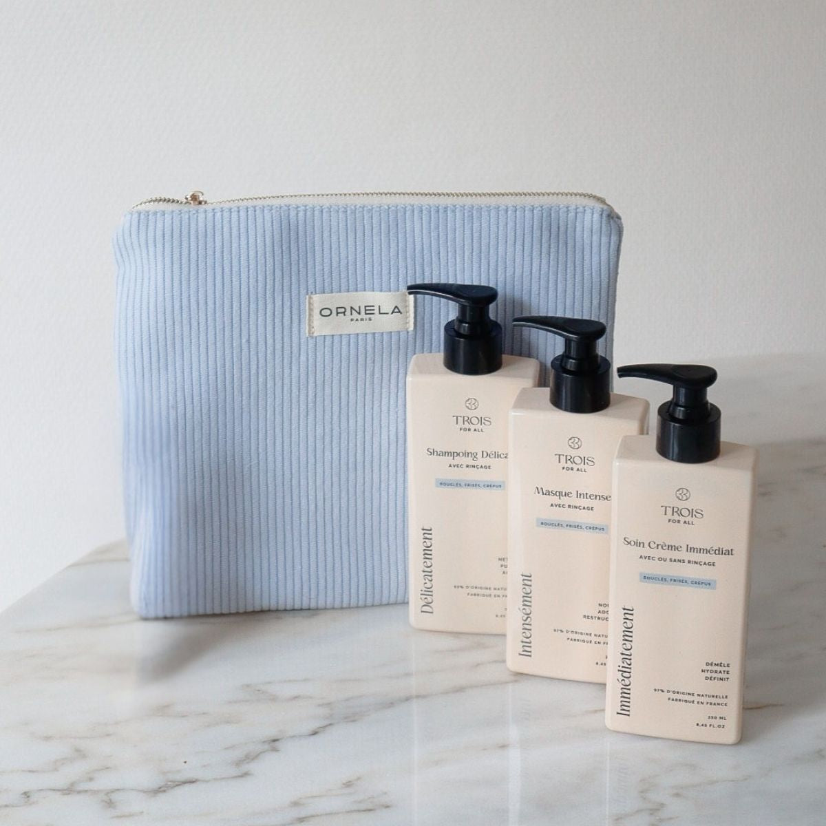 Routine pour cheveux bouclés qui nettoie, purifie, apaise, définit, hydrate, démêle, nourrit, adoucit et restructure les boucles pour un résultat sublime